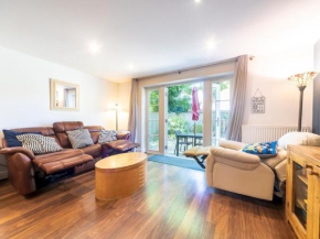 Pass the Keys Spacious Apartment Leading Onto A Shared Garden